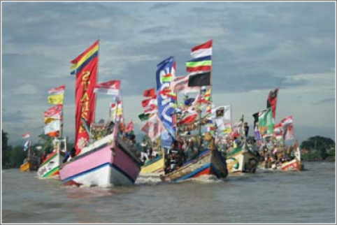 Puluhan perahu nelayan yang mengikuti prosesi nadran