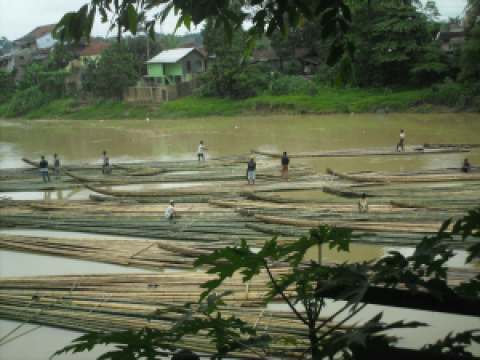 Transaksi bambu di atas rakit sungai Ciujung, Rangkasbitung.