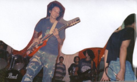 Aksi band PUPILS yang diketuai Komek (kiri) di Gedung Juang '45, tahun 1998 