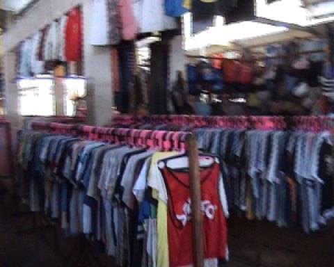 Penjual pakaian di Pasar Kanoman