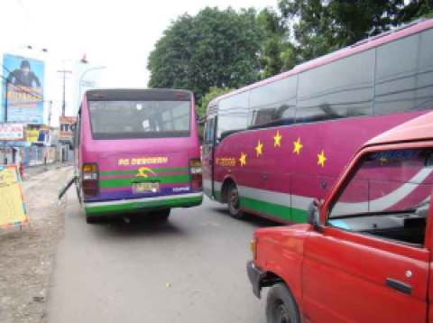Bus Deborah AC (kanan) dan non-AC (kiri)