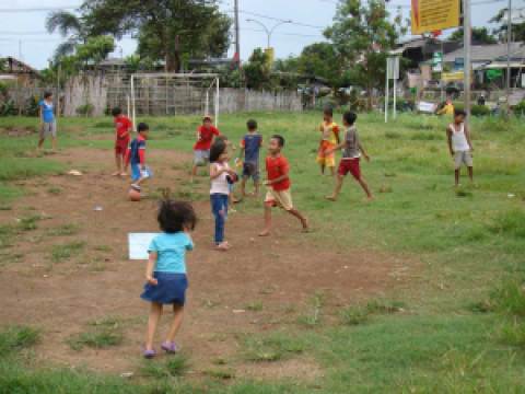 Anak-anak sedang bermain bola