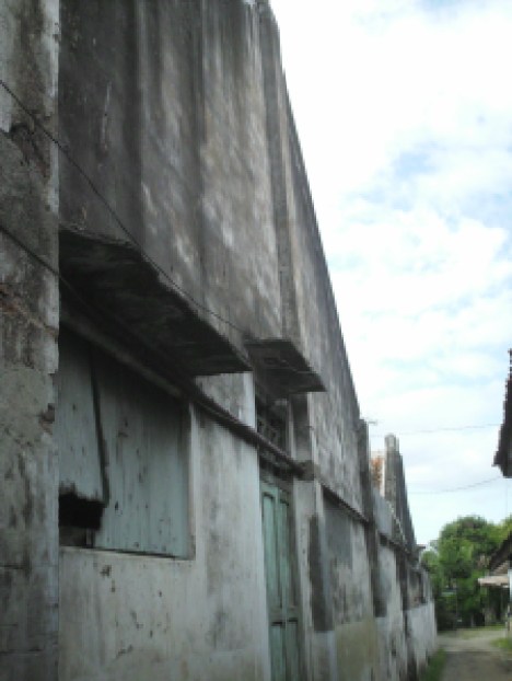 Tembok bioskop KAMI masih utuh berdiri, bertolak belakang dengan tembok depan